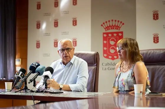 291123 Casimiro Curbelo, presidente del Cabildo de La Gomera, y Rosa Elena García, consejera insular de Educación