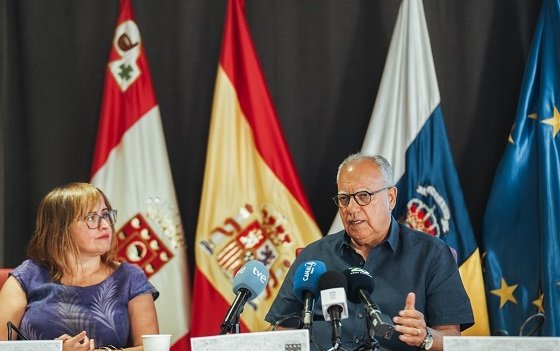 030924 El presidente del Cabildo, Casimiro Curbelo, junto a la consejera insular de Educación, Rosa Elena García