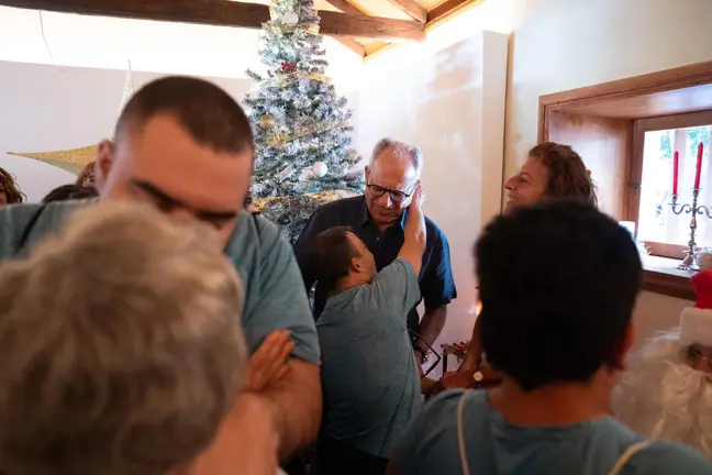 111224 El presidente del Cabildo, Casimiro Curbelo, junto a usuarios de la Asociación de Diversidad Funcional de La Gomera