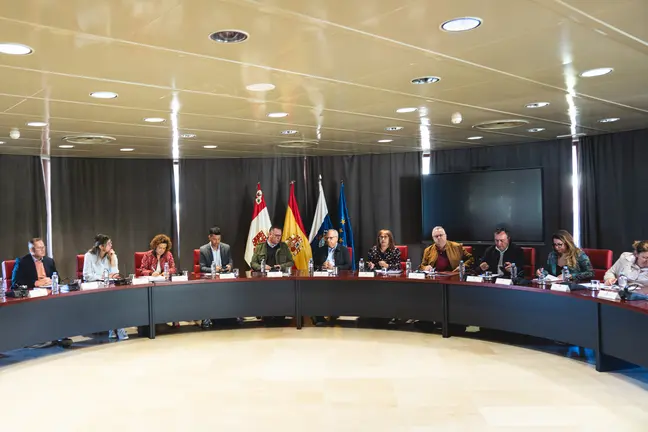 050325 Reunión del presidente del Cabildo de La Gomera y el consejero de Educación del Gobierno de Canarias con los ayuntamientos de la isla y la Dirección Insular de Educación en La Gomera